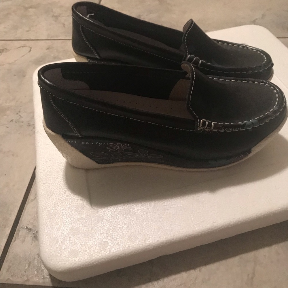 Shoes - Picture 2 of 3